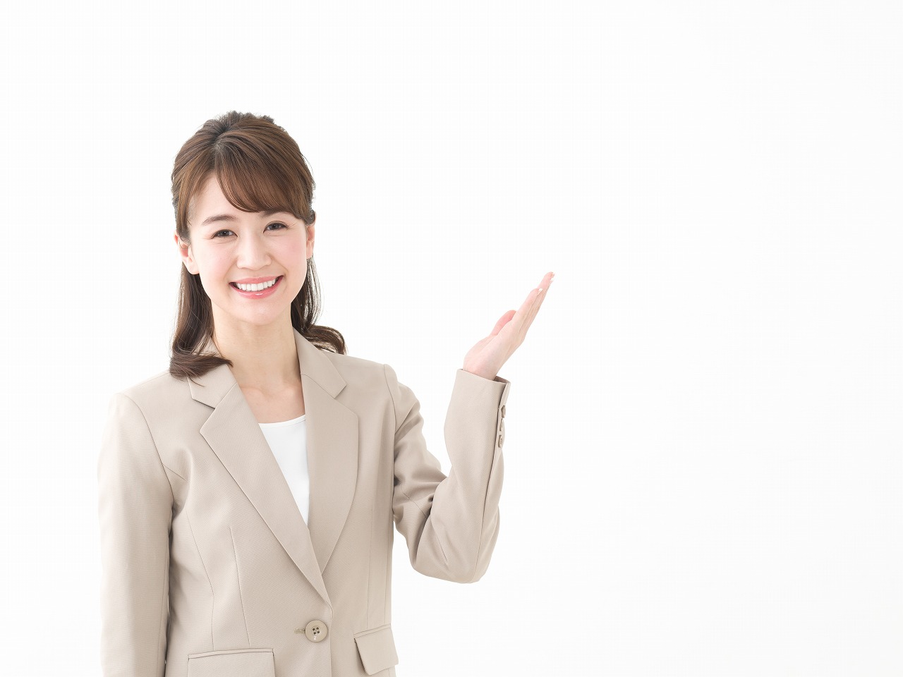 案内をする女性