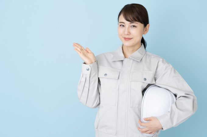 案内をする女性