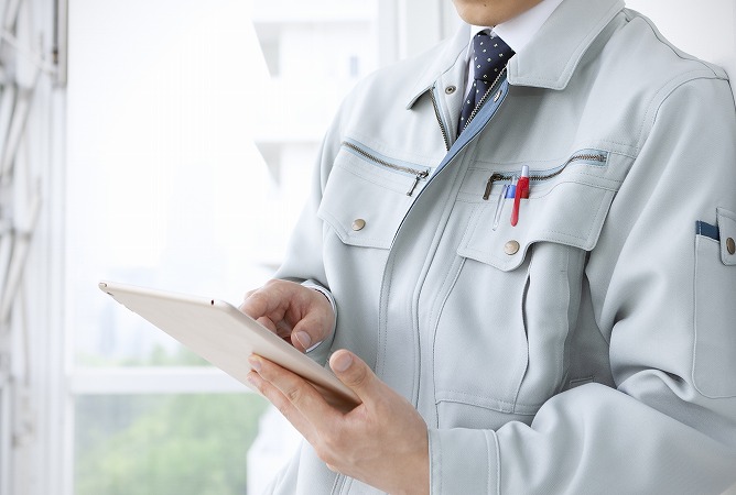 バインダーを持つ人