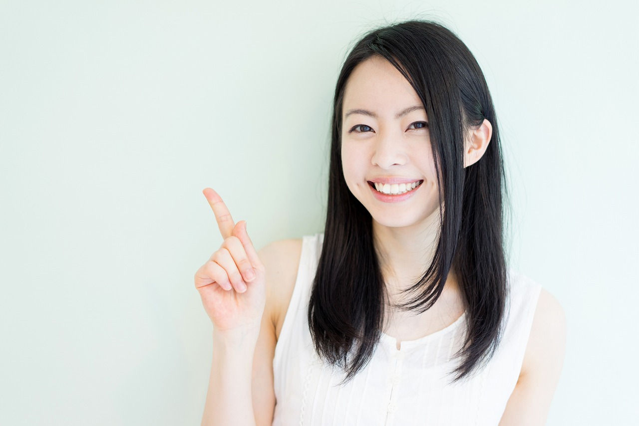 紹介する女性