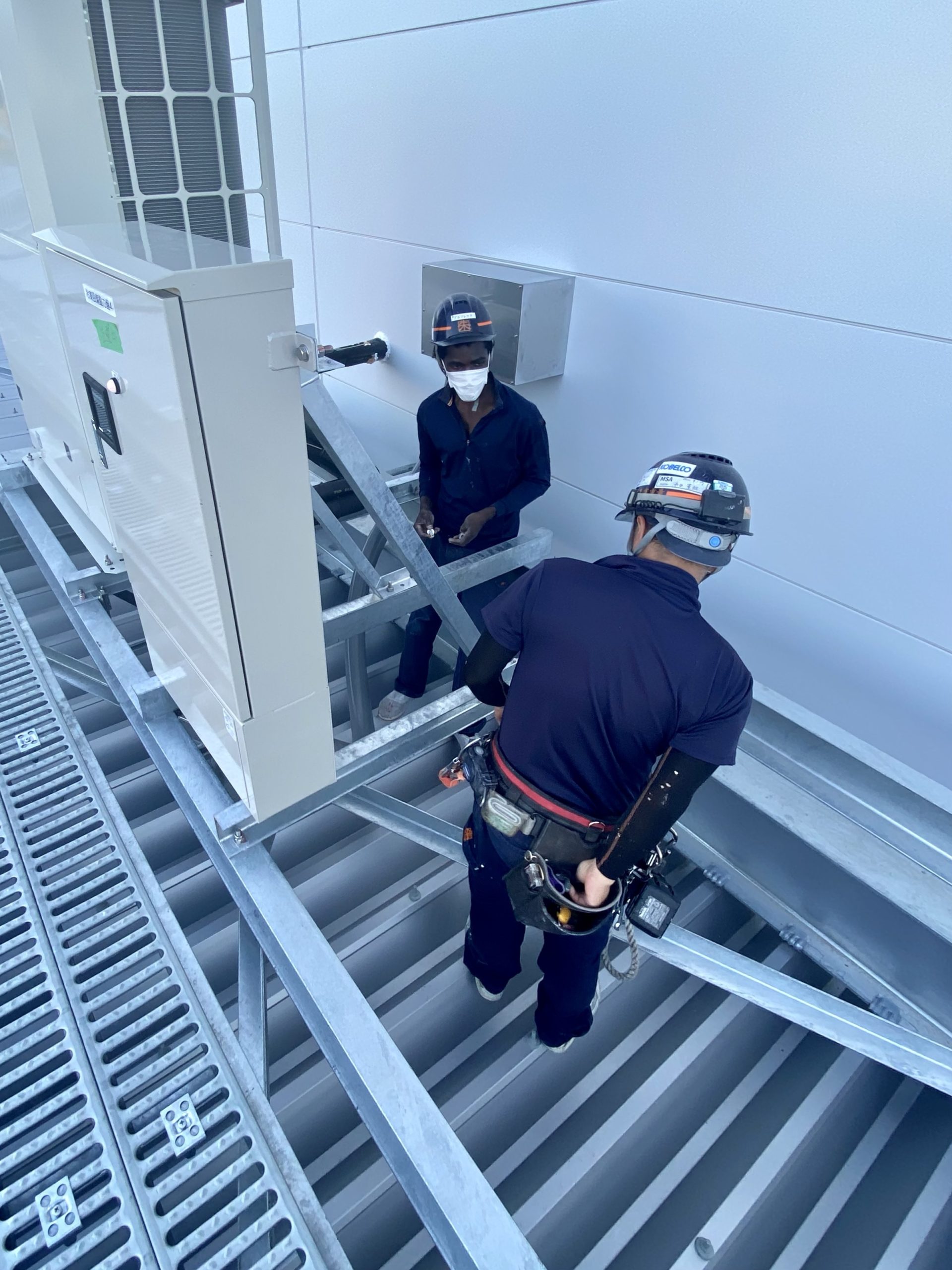 設備工事の作業風景